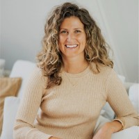 Sarah-Almanza Cox headshot